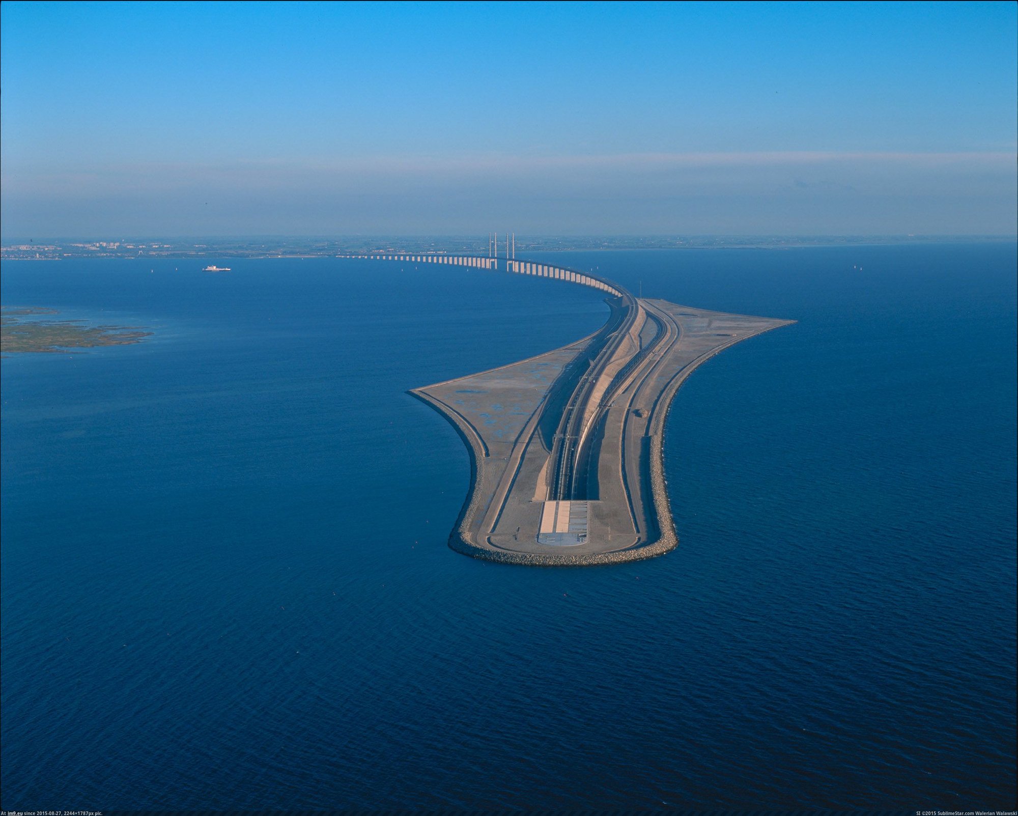 pics-the-bridge-between-denmark-and-sweden-dips-into-a-tunnel.jpg