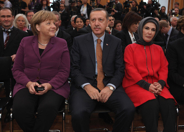 Recep_Erdogan_Emine_Erdogan%2BMerkel.jpg